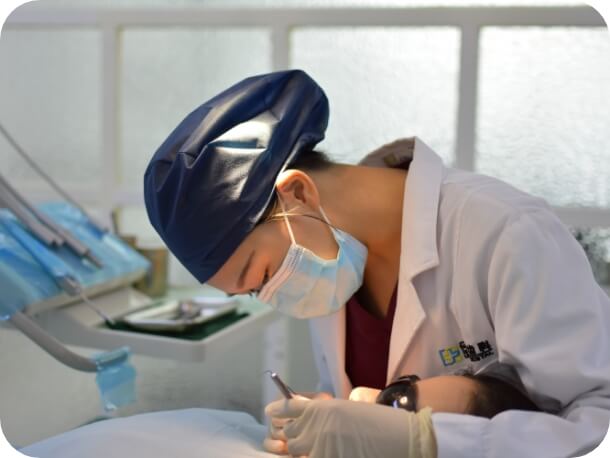 歯科医師が治療している画像