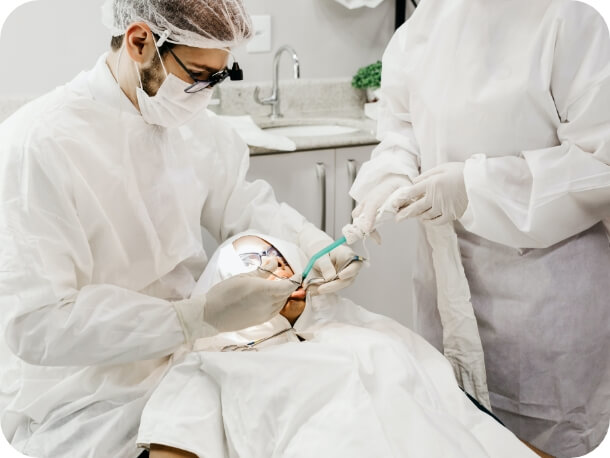 歯科医師が治療している画像